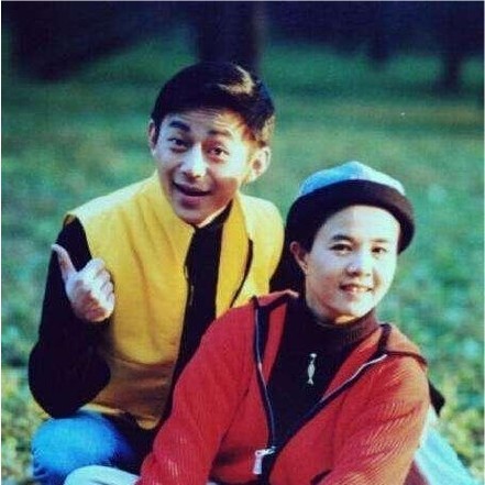 "金龟子"刘纯燕和"毛毛虫"何炅同台照:两人依旧还是当年模样