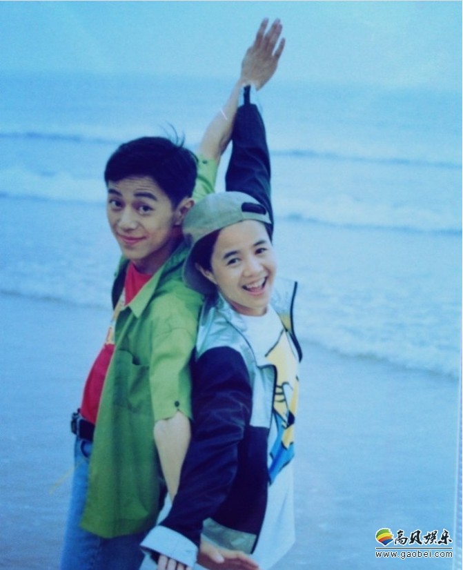 "金龟子"刘纯燕和"毛毛虫"何炅同台照:两人依旧还是当年模样