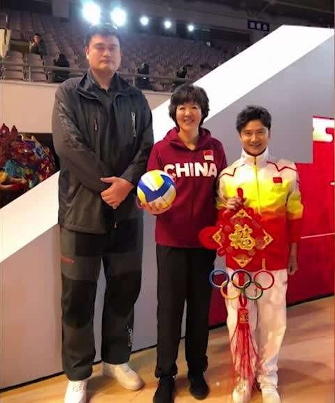 田亮晒出和姚明、郎平合影：开心灿烂笑容！三人站着犹如移动信号
