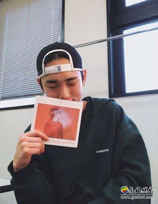 金起范拿着金钟铉新专的照片   表示:哥我真的好爱你好想你