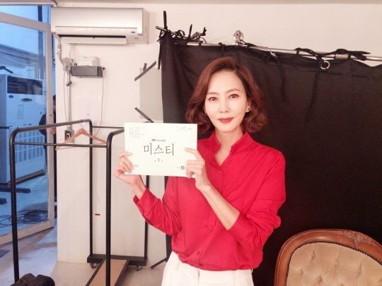 金南珠晒出一张认证照  望粉丝们坚守新金土剧《Misty》首播