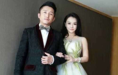 邹市明和冉莹颖现身机场：面带微笑，情况看似好转，心情也很不错