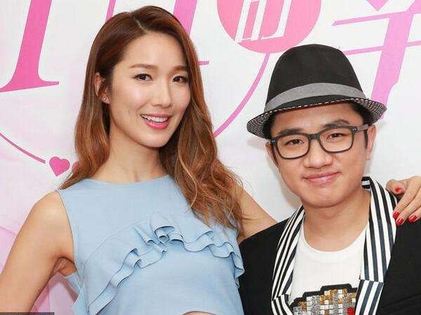 网友偶遇王祖蓝与娇妻李亚男和王妈妈逛街：全程微笑，亲和力十足