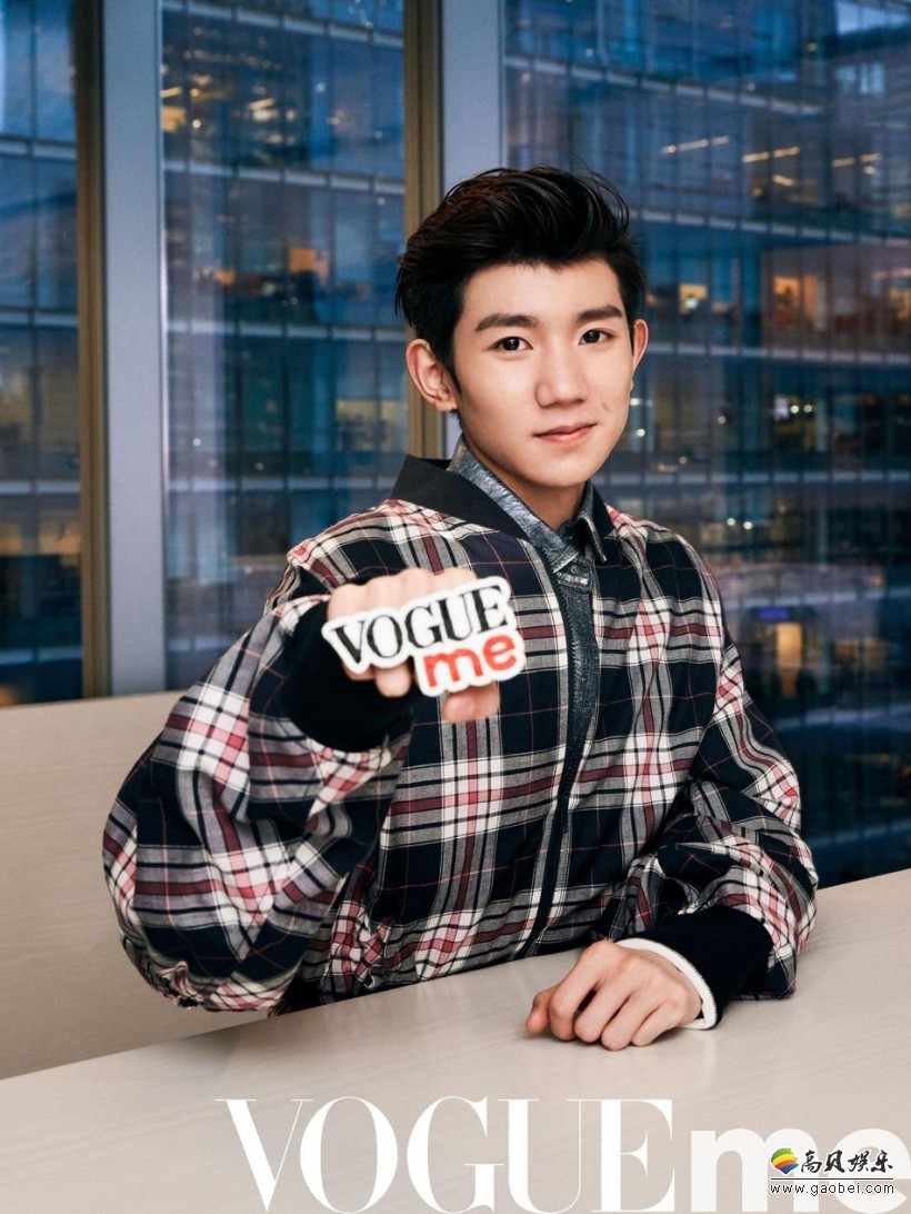 王源最新大片曝光：轻抚书架上珍贵藏本，彰显“轻熟书卷”气质