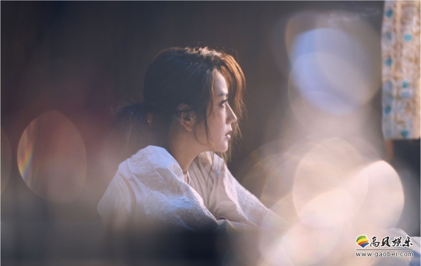 何洁2018首支单曲《破冰》MV先导片：红黑两色，视觉对比强烈