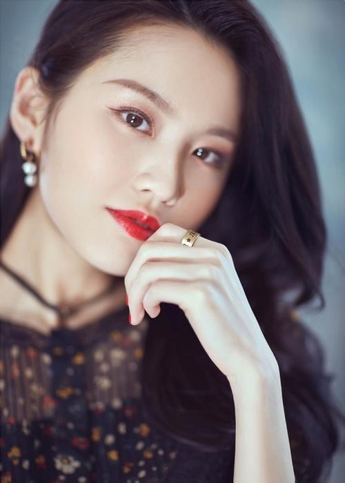 张慧雯晒美照：烈焰红唇，眼波流转，风情万千，举手投足魅惑撩