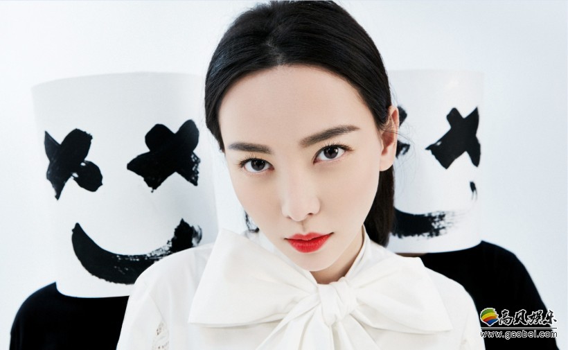 于文文杂志写真：时而俏皮灵动，时而高冷帅气，极简时尚之风格