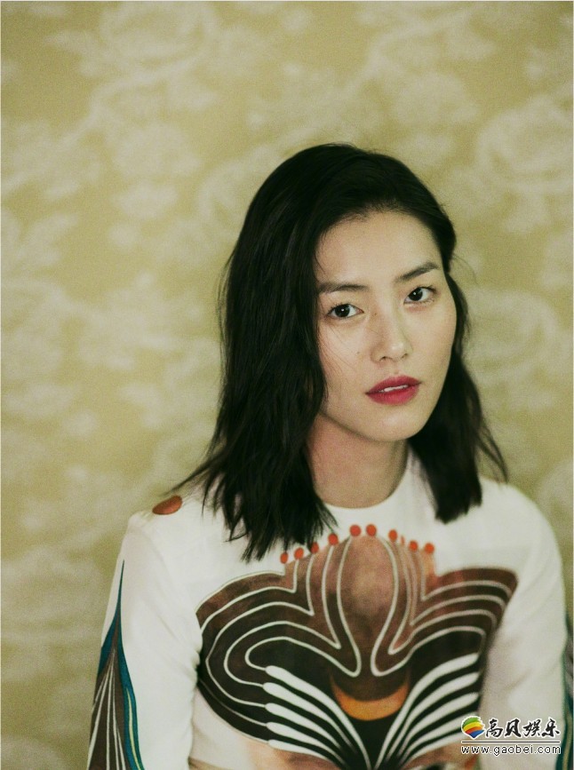 刘雯出席某品牌活动：一袭印花短裙大秀长腿，超模尽显复古迷人