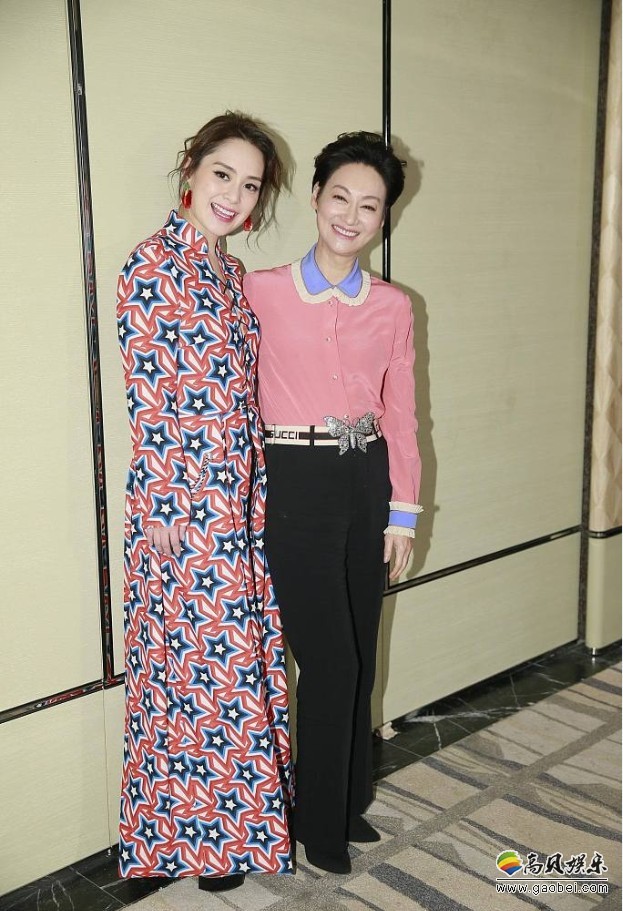 惠英红跟公布婚讯的钟欣潼合照：搂着对方扮接吻！沾准新娘喜气