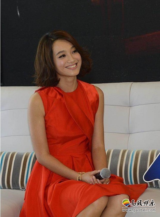朱丹晒出站在舞台照片：精致淡妆，齐肩长发，身材纤细，知性美