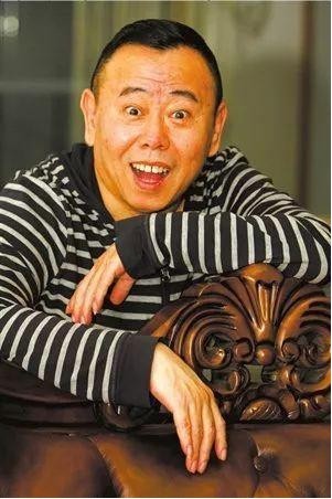 潘长江虽然不高，但是喜欢开高大车子！路人调侃：以为无人驾驶