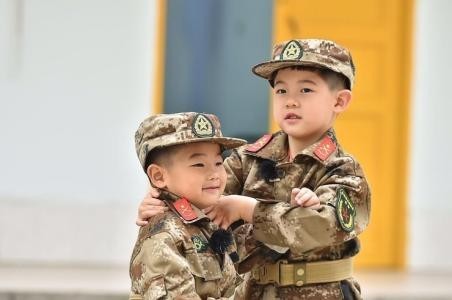 胡可晒出安吉与小鱼儿照片：安吉已经成为牵着弟弟的小小男子汉