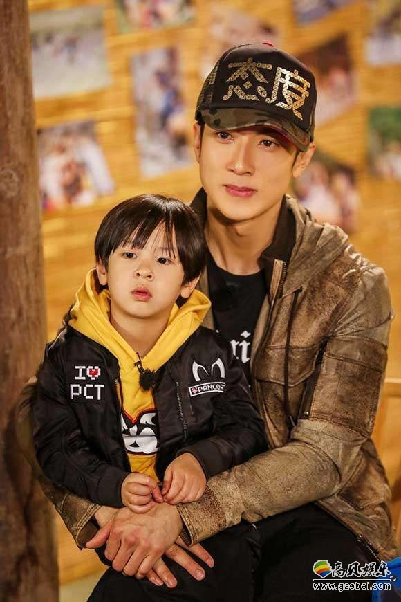 吴尊晒照：父子俩留着同样乖巧的刘海，文静模样，冲着镜头甜笑