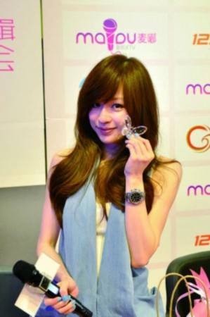 王心凌晒出朋友聚餐照片：头戴鸭舌帽和朋友开心合照，心情大好