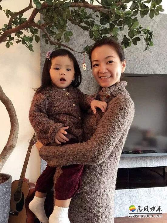 阿雅晒出女儿游玩照：女儿身穿粉色外套，看起来毛绒绒十分可爱
