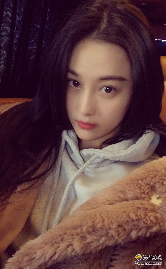 张馨予晒出自拍照：仅化淡妆，眼神清澈，邻家少女般气质清新