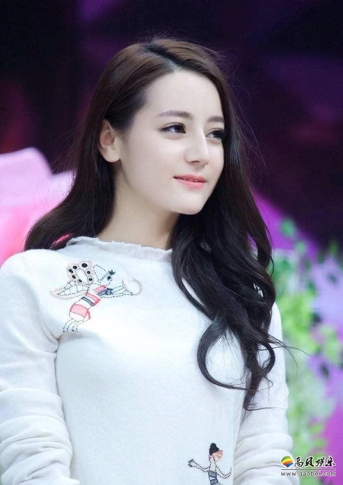 迪丽热巴晒出自拍照：自夸世界第一小可爱，嘟嘴样子十分可爱
