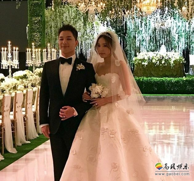 新娘闵孝琳穿着白色婚纱手挽着新郎太阳    画面唯美梦幻