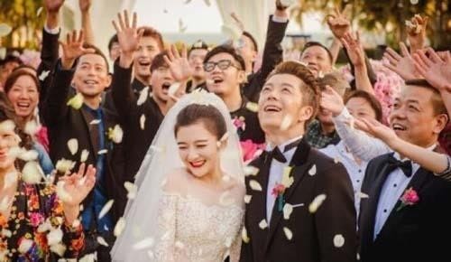 王栎鑫晒出和老婆合照：和老婆吴雅婷大胆玩起亲亲！高调秀恩爱