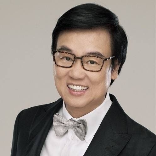 黄百鸣演出《开心鬼》广为人知：将过72岁生日！上衣掀起更有六块肌