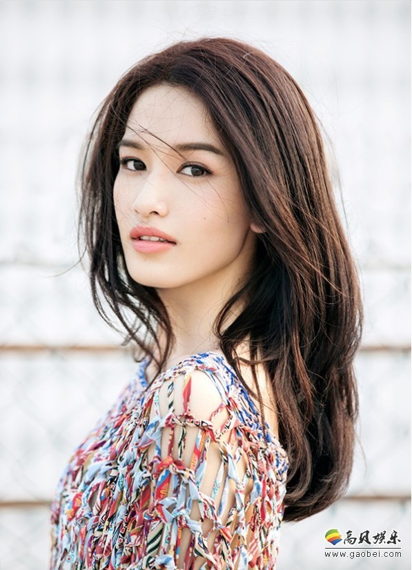 张柏嘉拍摄时尚大片：元气十足诠释“少女式骨感”！尽显高级质感