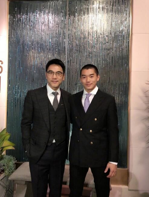 林依轮晒出照片：林依轮与儿子西装革履！两人意气风发，亲密无间