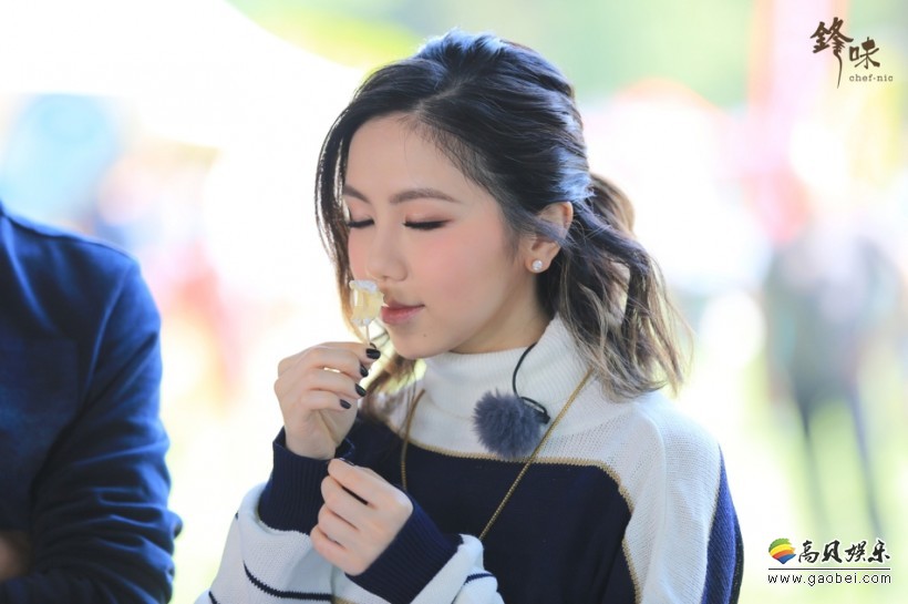 《锋味》节目组放出新剧照：邓紫棋变身“零食天后”吃货本性毕露