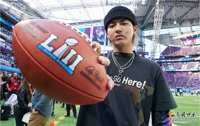 吴亦凡晒出超级碗现场照：银发炫酷，面对镜头！笑容不羁十分迷人