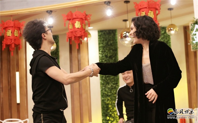 汪峰与结石姐共舞图片：调皮搞怪，作出“小鸟依人”状！踩着小碎步