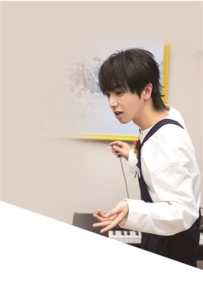 华晨宇首度参加《歌手2018》夺下冠军：自创曲《齐天》网友超高评价