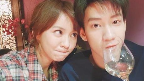 陈意涵微博晒出两张与王子奇亲密合影照：并配文“咦”引发网友们热议