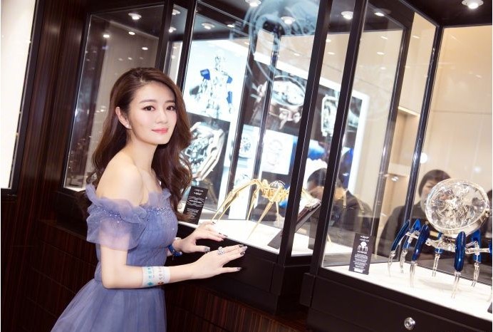 安以轩出席澳门某表店剪彩仪式：穿蓝色纱裙现身，整体造型优雅清新