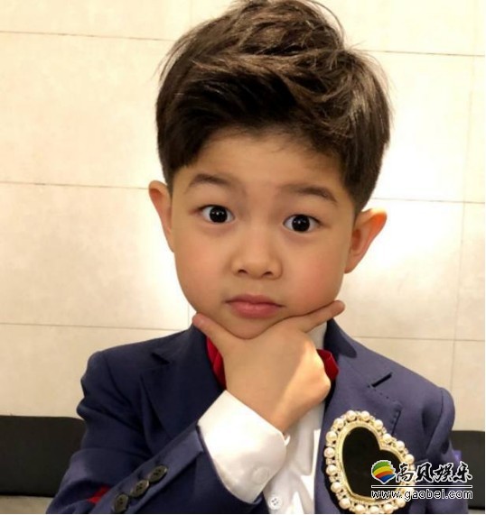胡可晒出安吉近照：小西装戴着眼镜，斯文俊秀，笑容灿烂，阳光帅气