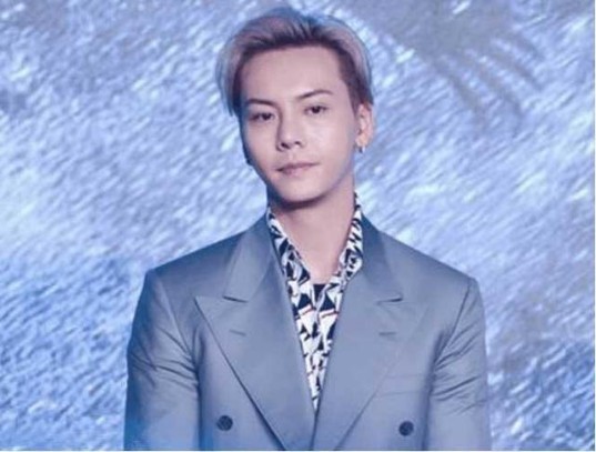 陈伟霆微博更新状态：发布自己扎着小揪揪照片！比了“剪刀手”手势