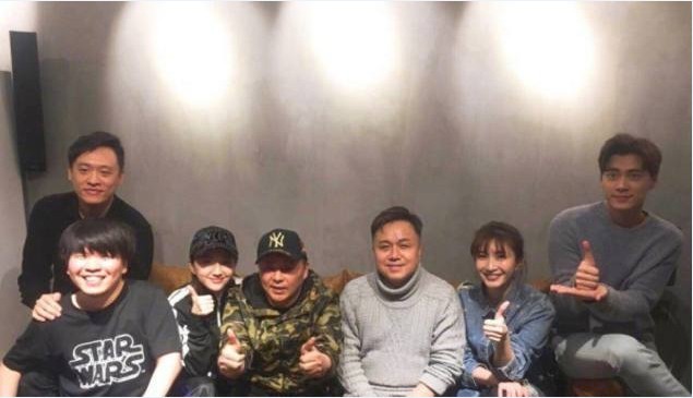 李易峰、景甜、江疏影三人练歌照：与专业老师气氛融洽！十分的认真