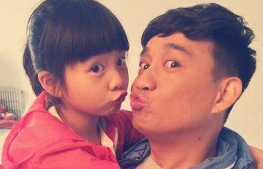 黄磊晒出女儿多多照片为女儿庆生：曾经小妮子一转眼已经长成大姑娘