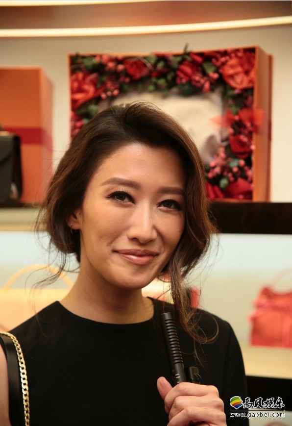 谢霆锋妹妹谢婷婷在香港出席某品牌开幕礼：身着黑色单肩裙大秀美腿