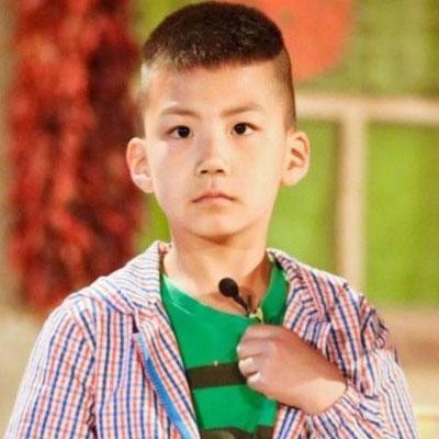 胡军妻子卢芳晒出儿子康康照片：康康坐游艇、乘直升机、悬浮过山车