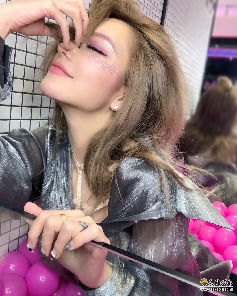 罗志祥女友周扬青晒出美照：画着眼妆，坐在粉色球中间，歪头秀侧颜