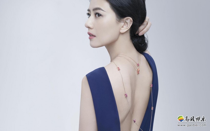 高圆圆时尚写真照：对镜露出甜美笑颜，展露清新自然气质，妩媚动人