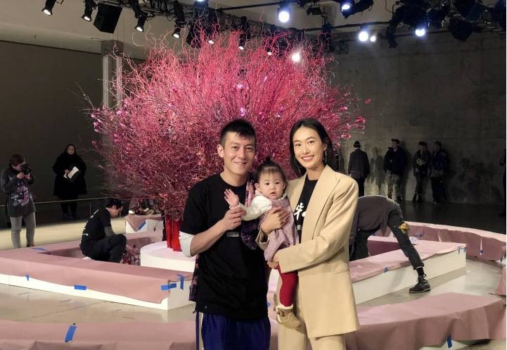陈冠希携自创时装潮牌登陆纽约时装周：妻子秦舒培带着女儿出席支持