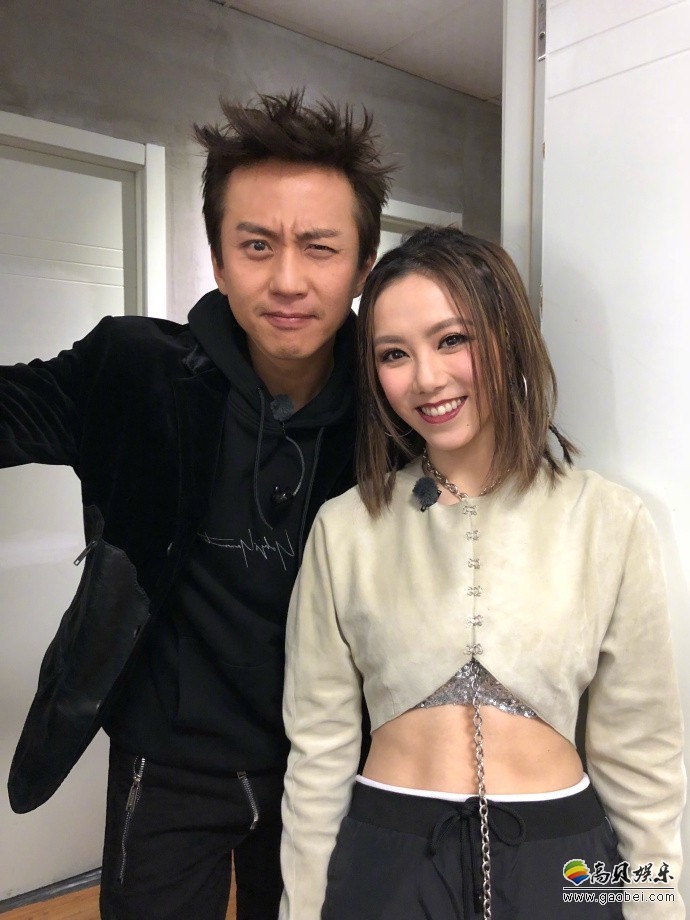 邓紫棋微博晒照：脏辫造型与邓超同框合影，两人心情大好，笑容灿烂