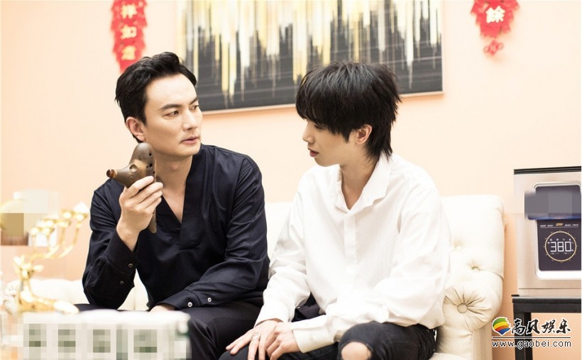 《歌手》华晨宇向李泉讨教陶笛剧照：握陶笛手势略显生疏，神情专注