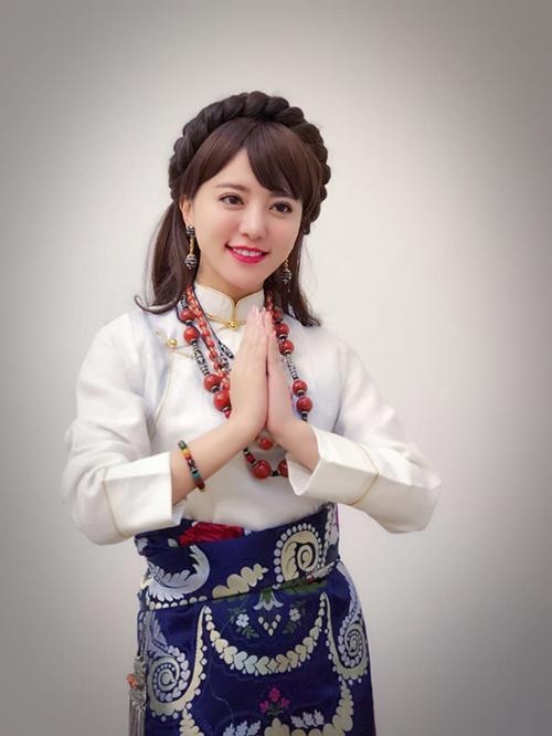 歌手阿兰参加康巴卫视节目：首唱藏语新歌《吉祥三聚》点燃现场气氛