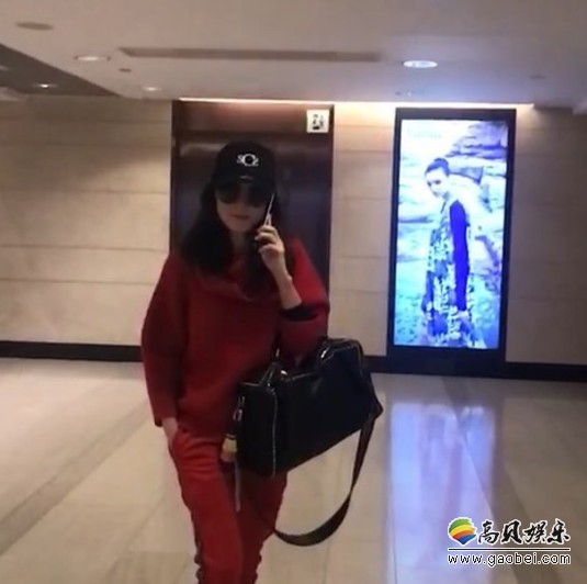 张柏芝晒出视频：穿着红色衣服，戴着黑色眼镜！“霸道女总裁”样子