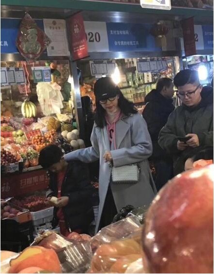 网友北京菜市场偶遇李冰冰：穿着雾霾蓝大衣，头戴鸭舌帽和框架眼镜