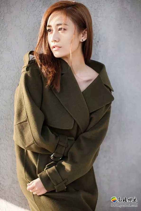 工作室发布刘芸美照：长款呢子大衣显好身材，妆容精致甜美阳光暖心