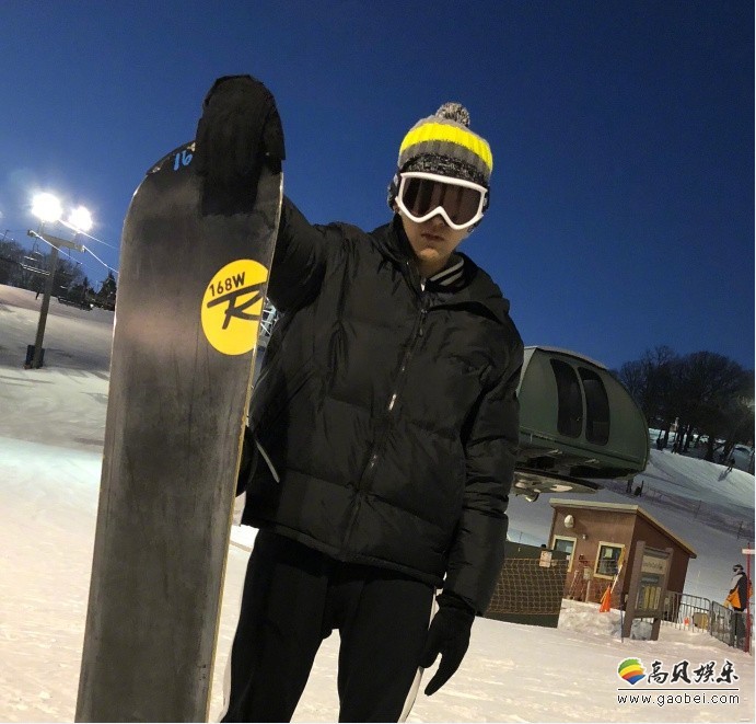 吴亦凡分享运动日常：戴着帽子和滑雪护目镜，手撑滑雪板，帅气拉风