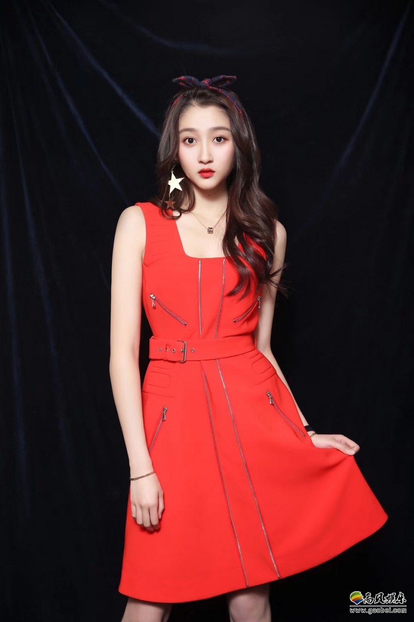 关晓彤身穿一身橘色连衣裙：亮相湖南卫视春晚！少女感十足，超美丽