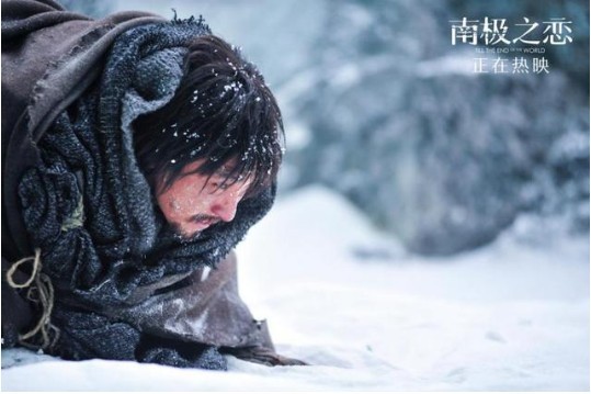 《南极之恋》片方发布坠落冰湖片段：赵又廷生死悬命一线，危急万分